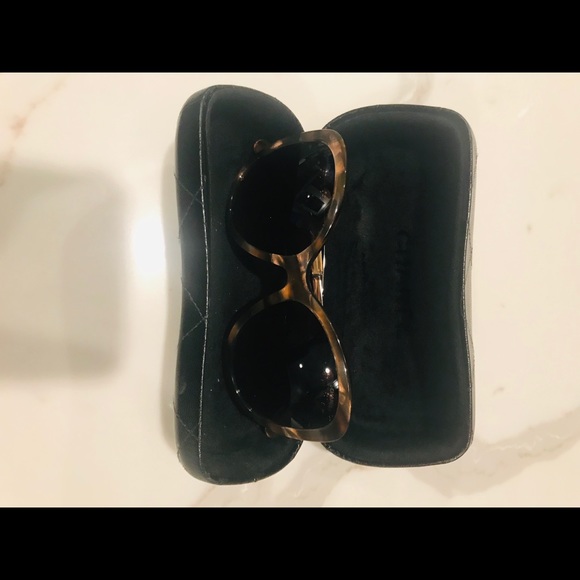 Chanel pearled butterfly sunglasses 🕶🕶🕶🕶 - Picture 4 of 7